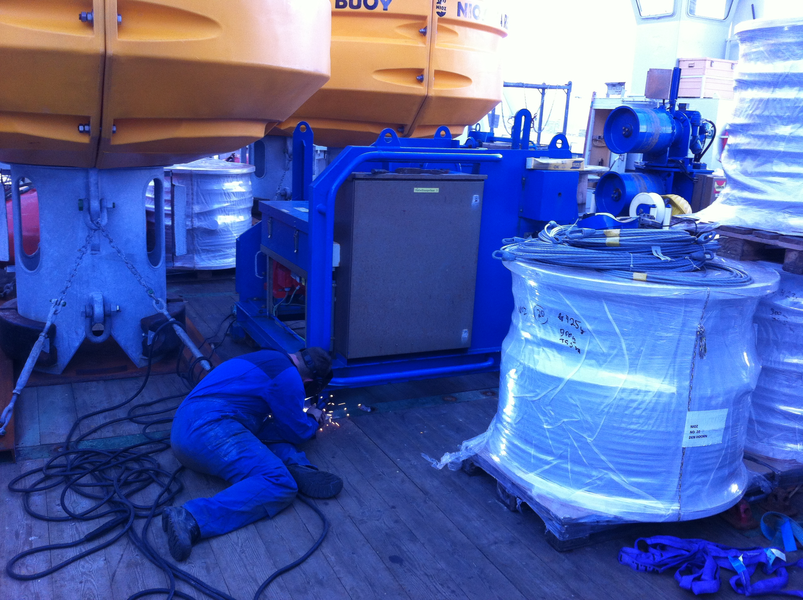 Jan-DIrk welding the winch to the deck