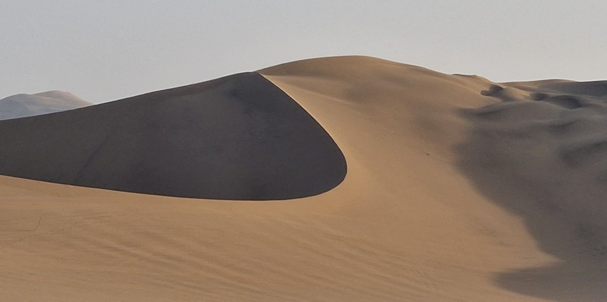 Giant sand dune near Huacachina with --seemingly-- razor-sharp edges 